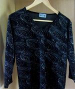 Čierny zamatový pulovrik s lesklým efektom č. 40-42